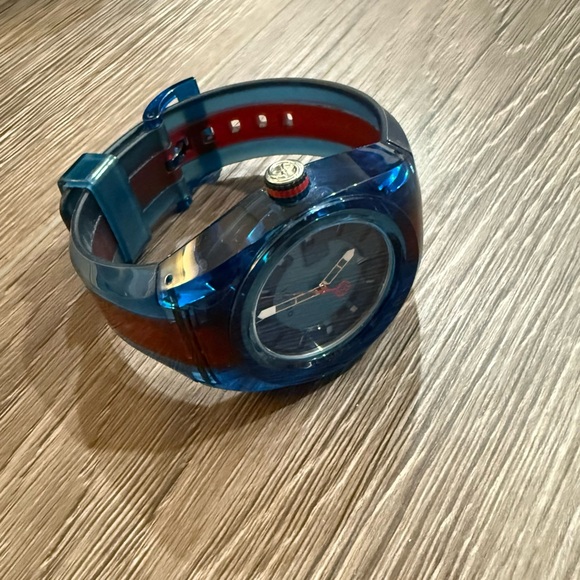 Gucci Unisex Sync Watch - Picture 10 of 14